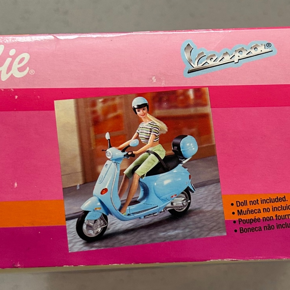 Barbie Vespa toy scooter - Picture 3 of 4